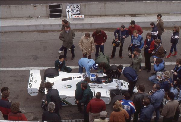 F1 testit. Ihmettelijöitä riittää Keken ympärillä 1982